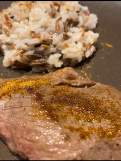 Una foto de Cerdo, arroz 3 mezclas y ensalada