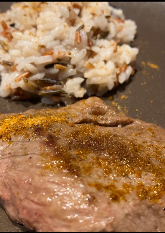 Una foto de Cerdo, arroz 3 mezclas y ensalada
