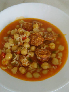 Una foto de Garbanzos con arroz y chorizo