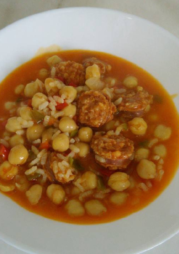 Una foto de Garbanzos con arroz y chorizo