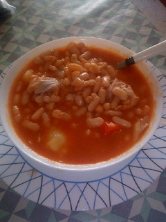 Una foto de Chicharitos con pollo y verduras