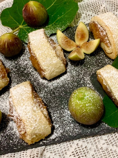 Foto di Biscottoni ripieni di confettura di fichi
