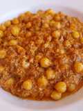 Garbanzos con costilla desmenuzada al Cabrales