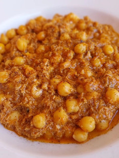 Una foto de Garbanzos con costilla desmenuzada al Cabrales