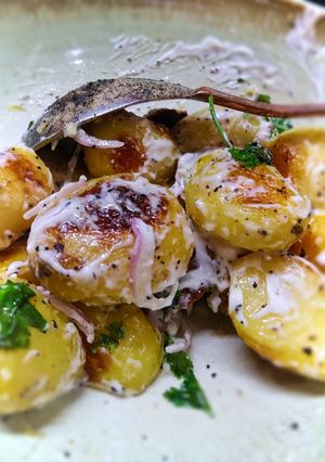রোস্টেড বেবি পটেটোস উইদ হোমমেড ড্রেসিং (roasted baby potatoes recipe in Bengali) রেসিপির প্রধান ছবি