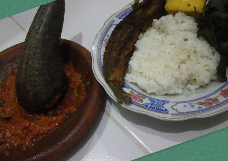 Langkah Mudah untuk Menyiapkan Lele goreng sambel tomat Anti Gagal