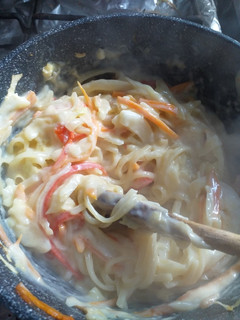 Una foto de Fideos con repollo y verduras