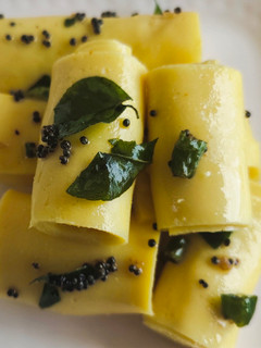 खांडवी (Khandvi recipe in hindi) रेसिपी मुख्य फोटो