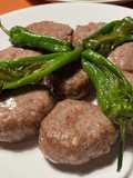Hamburguesitas de carne picada de ternera con melitzanosalata