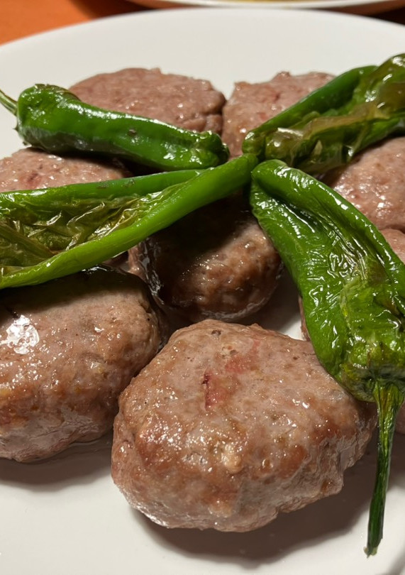 Una foto de Hamburguesitas de carne picada de ternera con melitzanosalata
