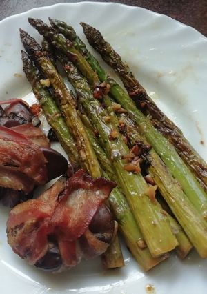 Sült spárga és bacon májas recept fotója