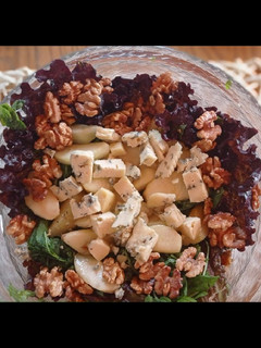 Una foto de Ensalada de peras y queso azul