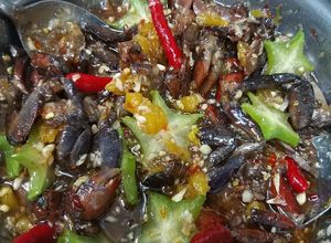 Hình của món Ba khía trộn ngày mưa.