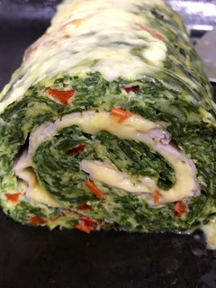 Una foto de Fácil arrollado de espinaca, relleno de jamón y queso