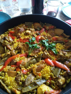 Una foto de Arroz con pollo y conejo - Receta tradicional