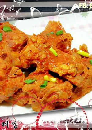 Hình của món Xương Lợn Kho Cay 매운 돼지등뼈찜.