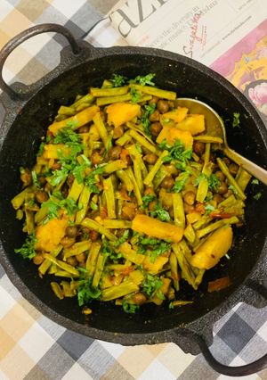 A picture of Barbatti Kala chana Sabji (Cowpea & brown chickpeas curry).