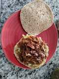 Pulled "Pork" Sándwich con ensalada de col y nueces (vegano)