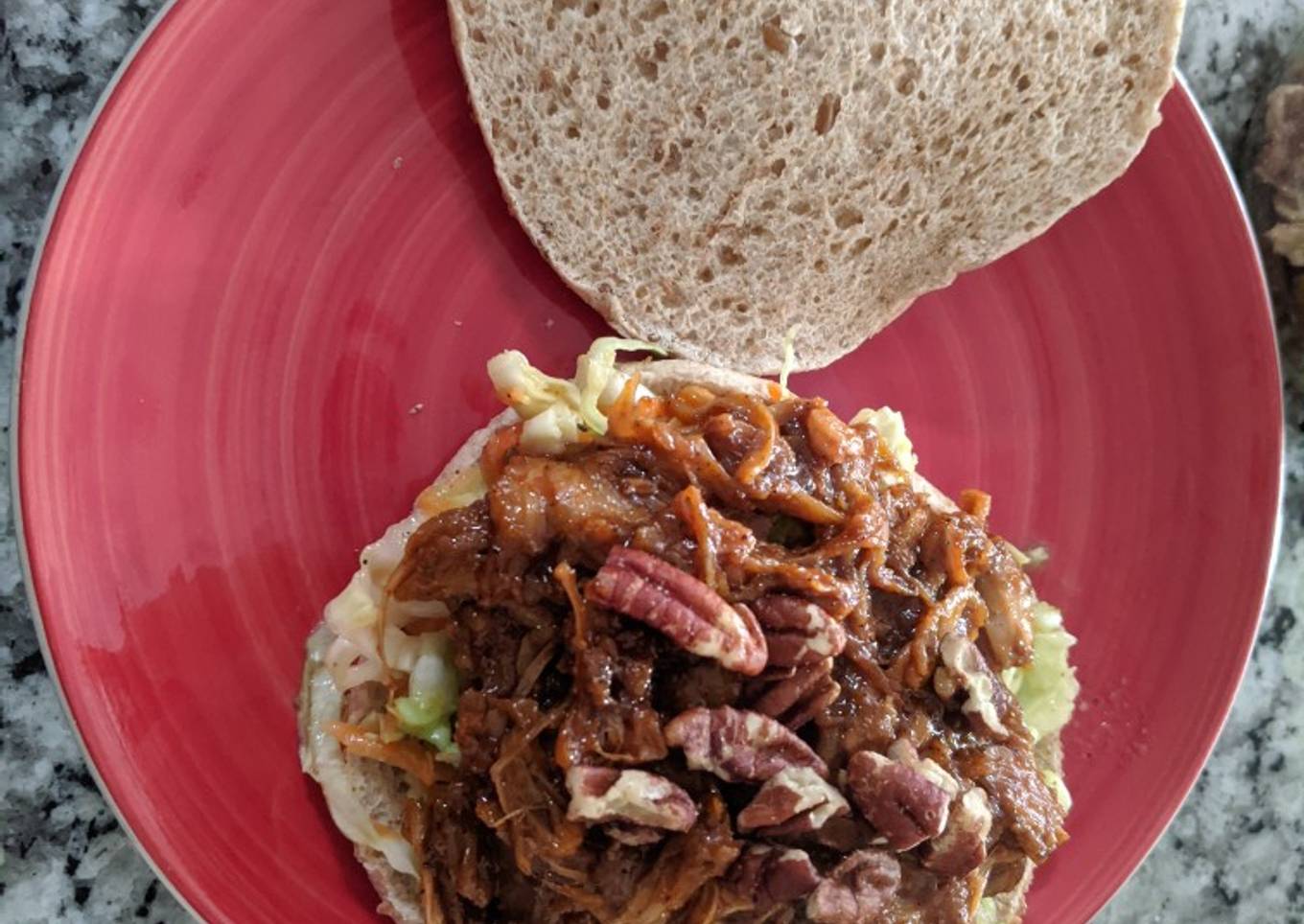 Pulled "Pork" Sándwich con ensalada de col y nueces (vegano)