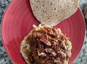 Una foto de ensalada de repollo con palta