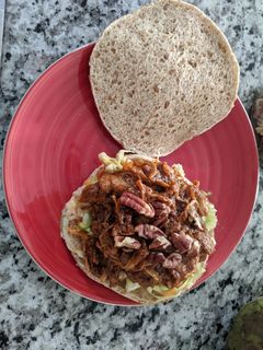 Una foto de Pulled "Pork" Sándwich con ensalada de col y nueces (vegano)