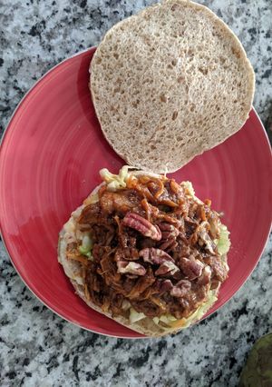 Una foto de Pulled "Pork" Sándwich con ensalada de col y nueces (vegano)