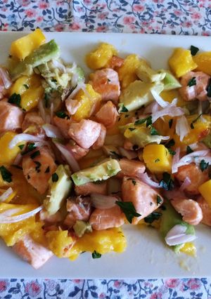 Una foto de Ensalada de salmón con mango