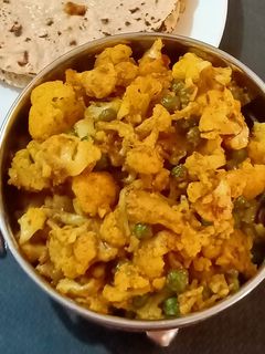 फूलगोभी और हरे मटर की सब्जी (phoolgobi aur hare matar ki sabzi recipe in Hindi) रेसिपी मुख्य फोटो