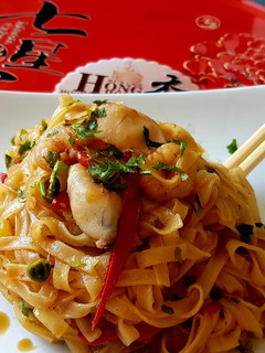Una foto de Noodles de arroz con gambas y chipirones