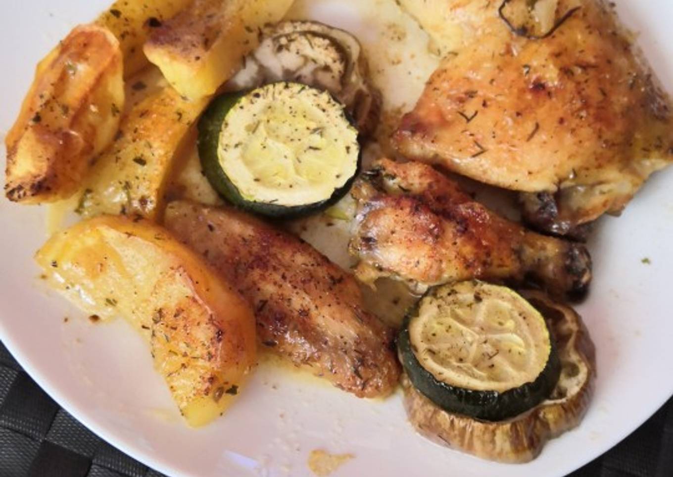 Muslos de pollo asados con patatas, berenjena y calabacín