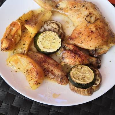 Muslos de pollo asados con patatas, berenjena y calabacín Receta de Rosalia  Lirola- Cookpad