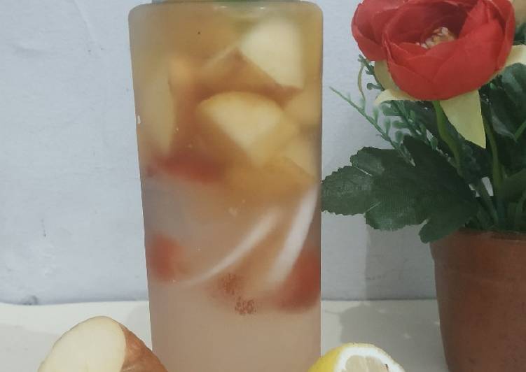 Infused water apel, lemon, strawberry dan madu