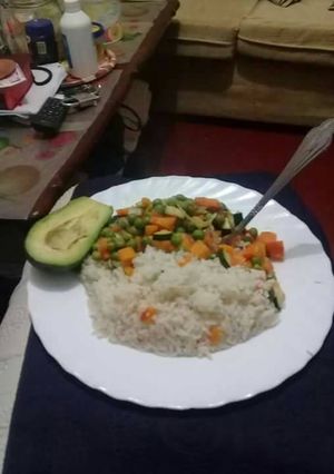 A picture of Steamed white rice, mixed vegetables n Avocado# Vegancontest.
