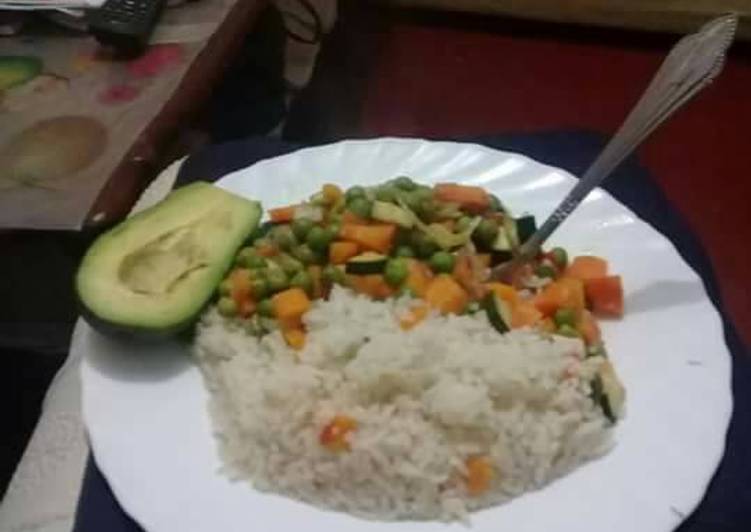 Steamed white rice, mixed vegetables n Avocado# Vegancontest