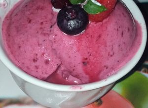 Una foto de Sorbete de frutos rojos y vino Jerez