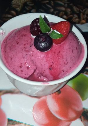 Una foto de Sorbete de frutos rojos y vino Jerez