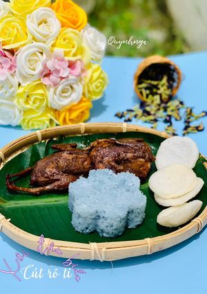Hình của món Xôi đậu biếc- chim cút roti.