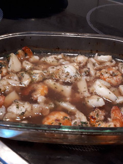 Una foto de Salpicón de sepia con langostinos al horno