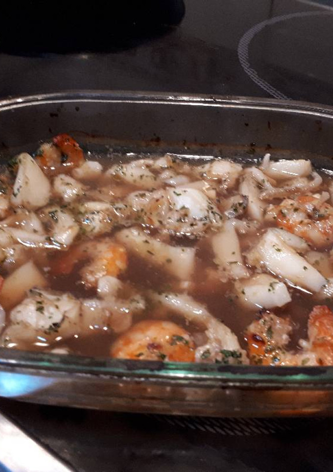 Una foto de Salpicón de sepia con langostinos al horno