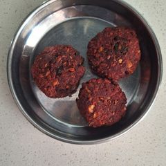 A picture of Beetroot vadai.