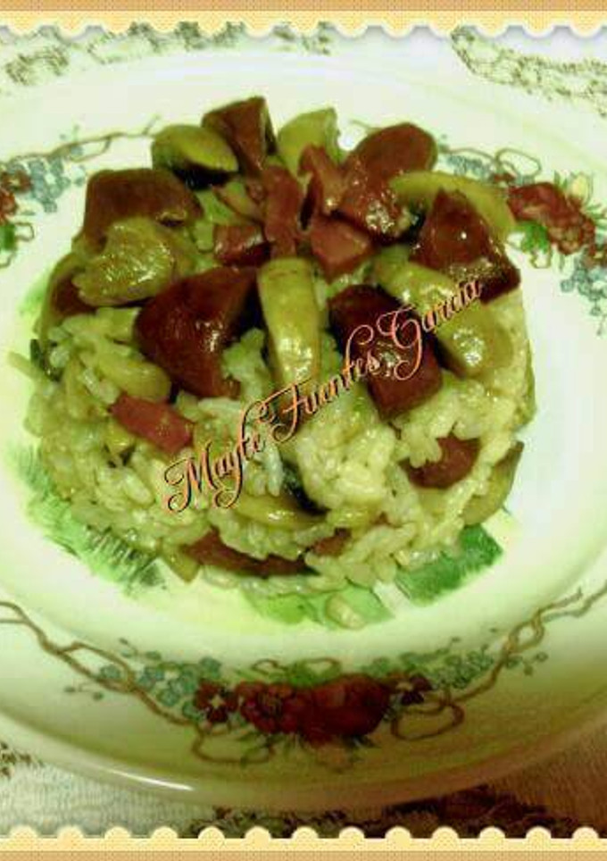 Una foto de Arroz blanco con champiñones y jamón