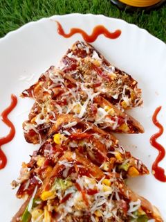 ब्रेड पिज़्ज़ा (Bread Pizza recipe in hindi) रेसिपी मुख्य फोटो