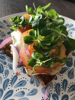 Una foto de Tostada de vegetal con huevo