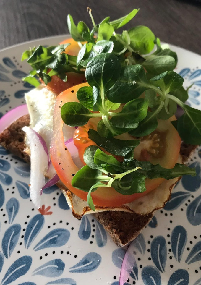 Una foto de Tostada de vegetal con huevo