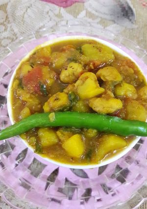 A picture of Aloo makhana jhol.
