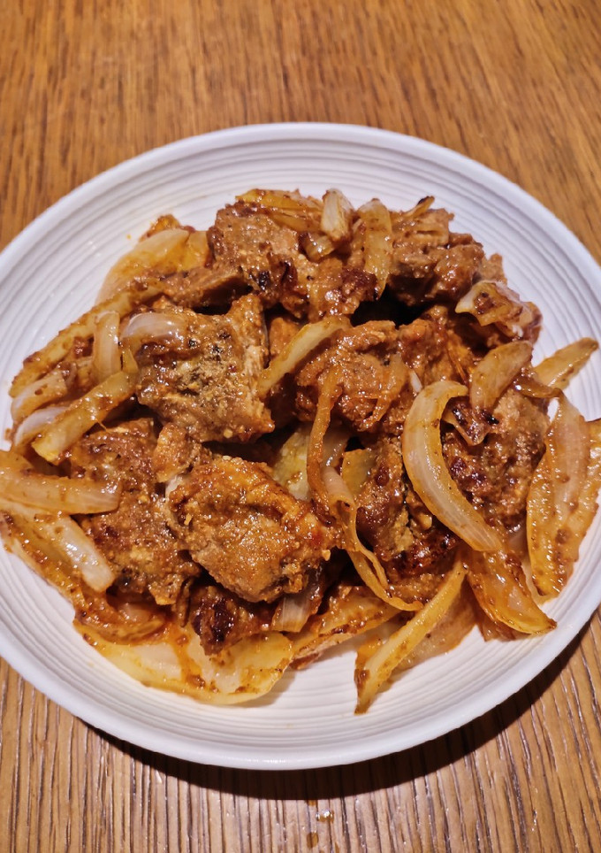 A picture of Pork with Onion and Ketchup.