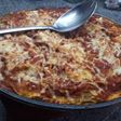 Lasagna de pasta verde de espinaca rellena de carne desmechada y verduras