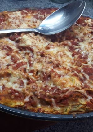 Una foto de Lasagna de pasta verde de espinaca rellena de carne desmechada y verduras