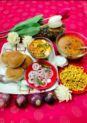 महाराष्ट्रीयन मिसल पाव रेसिपी मुख्य फोटो