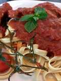 Fettucine con costillitas de cerdo al pomodoro